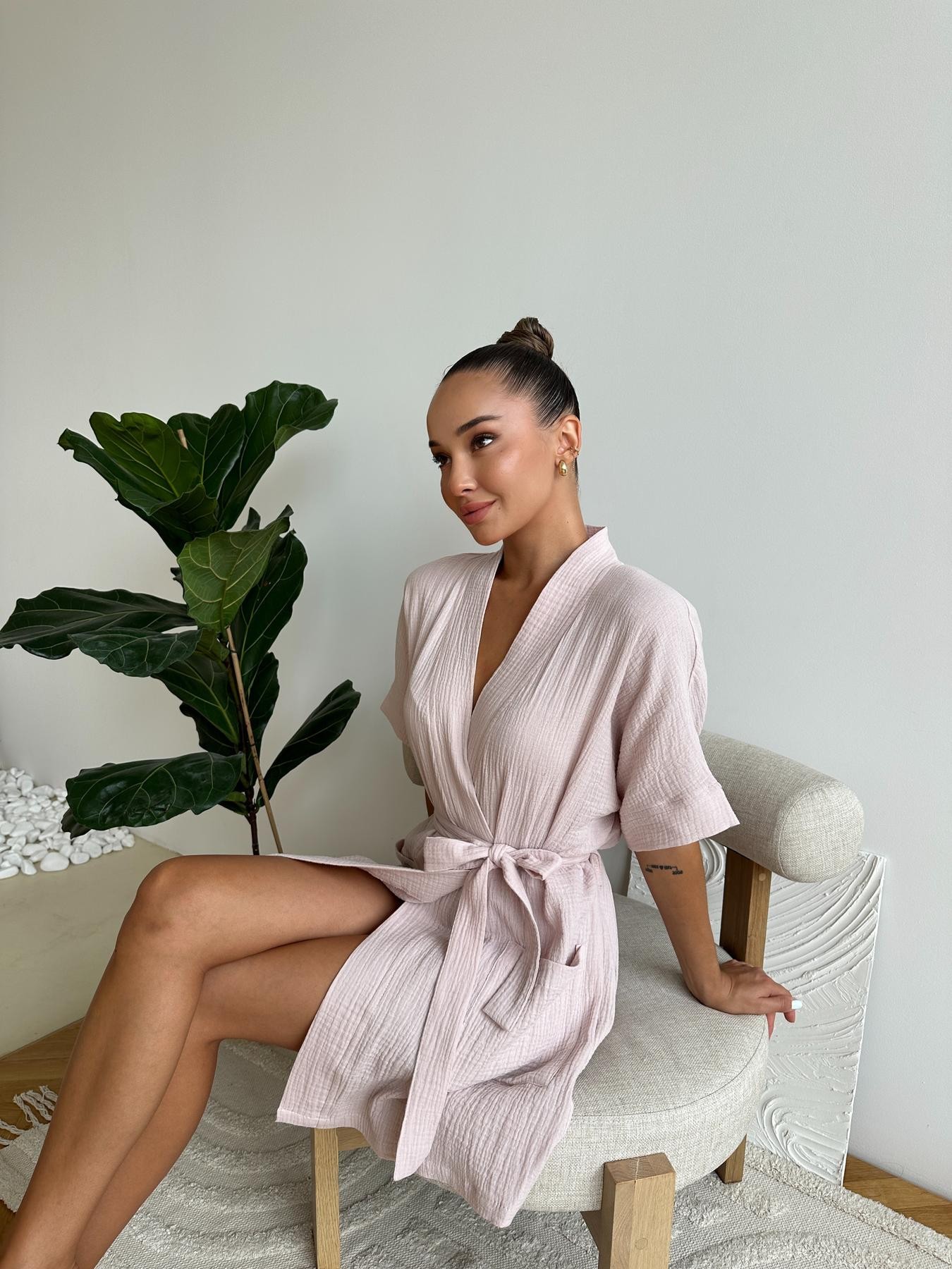 Як обрати та з чим носити Жіночий халат COSY із мусліну Hawaii пудра